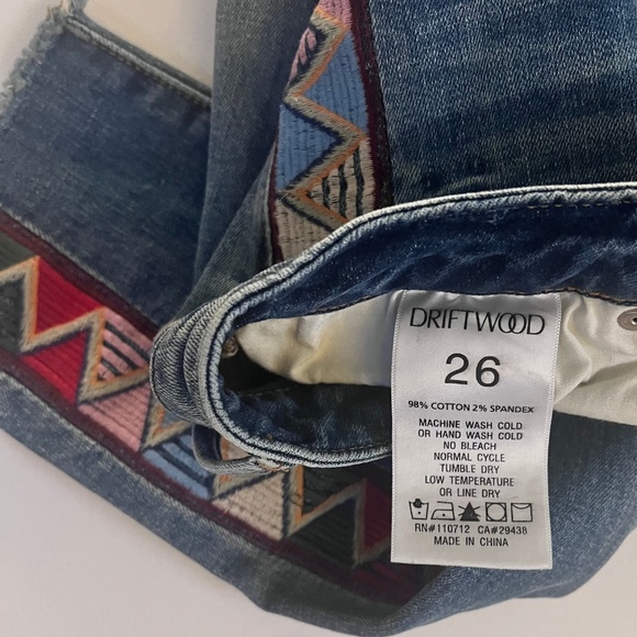 Driftwood Jackie Embroidered Skinny Jeans Blue Denim Aztec Trim 26 EUC - Picture 3 of 8